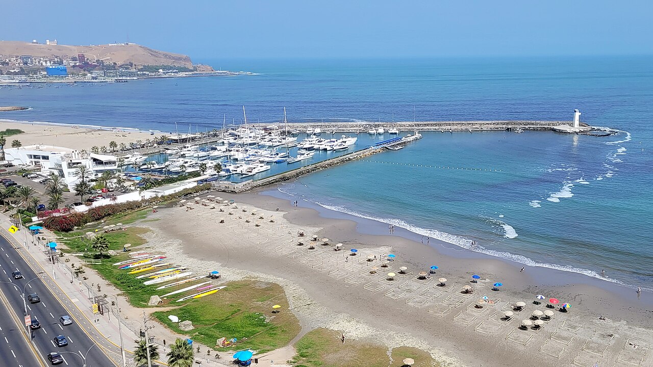 La playa de Barranco vista desde el acantilado, Lima
