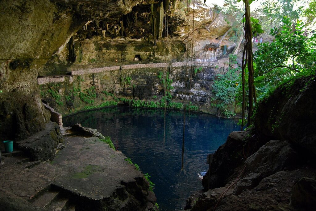 Cenote de aguas turquesa en Yucatán, parada del tour