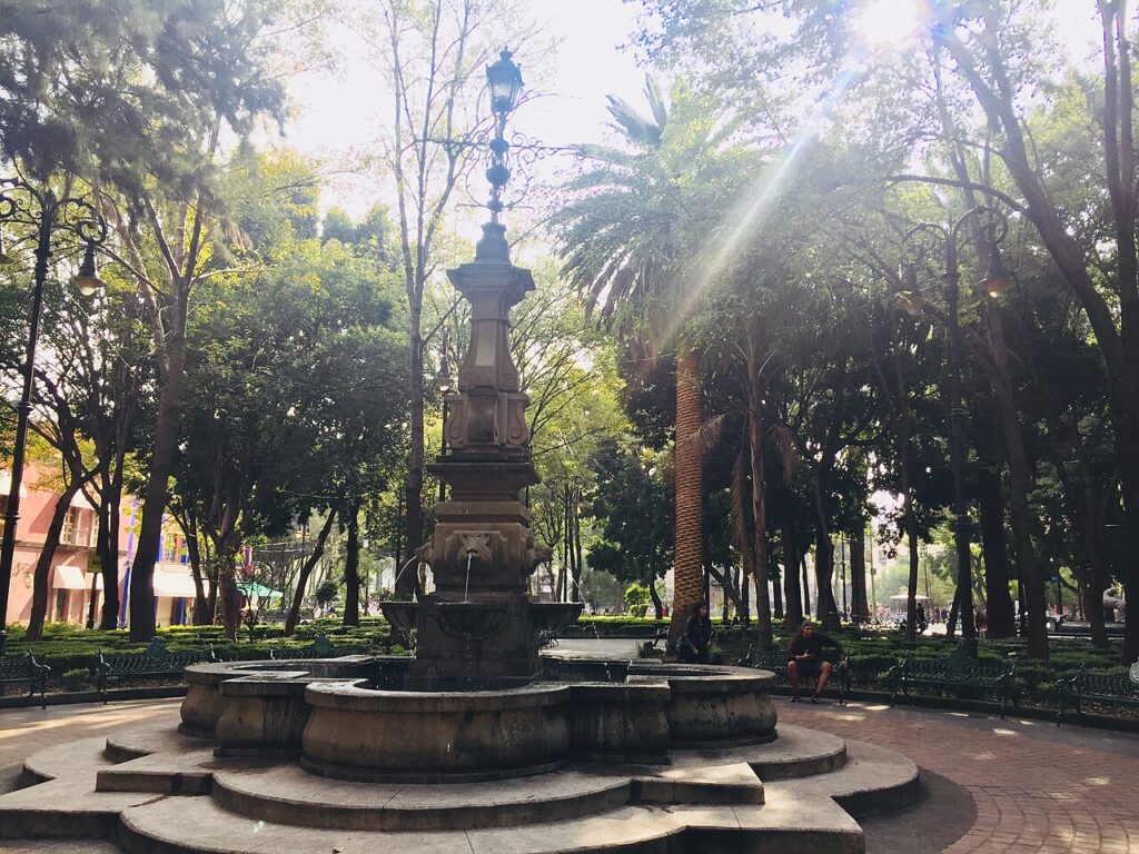 Jardín Centenario y la Fuente de los Coyotes, Ciudad de México