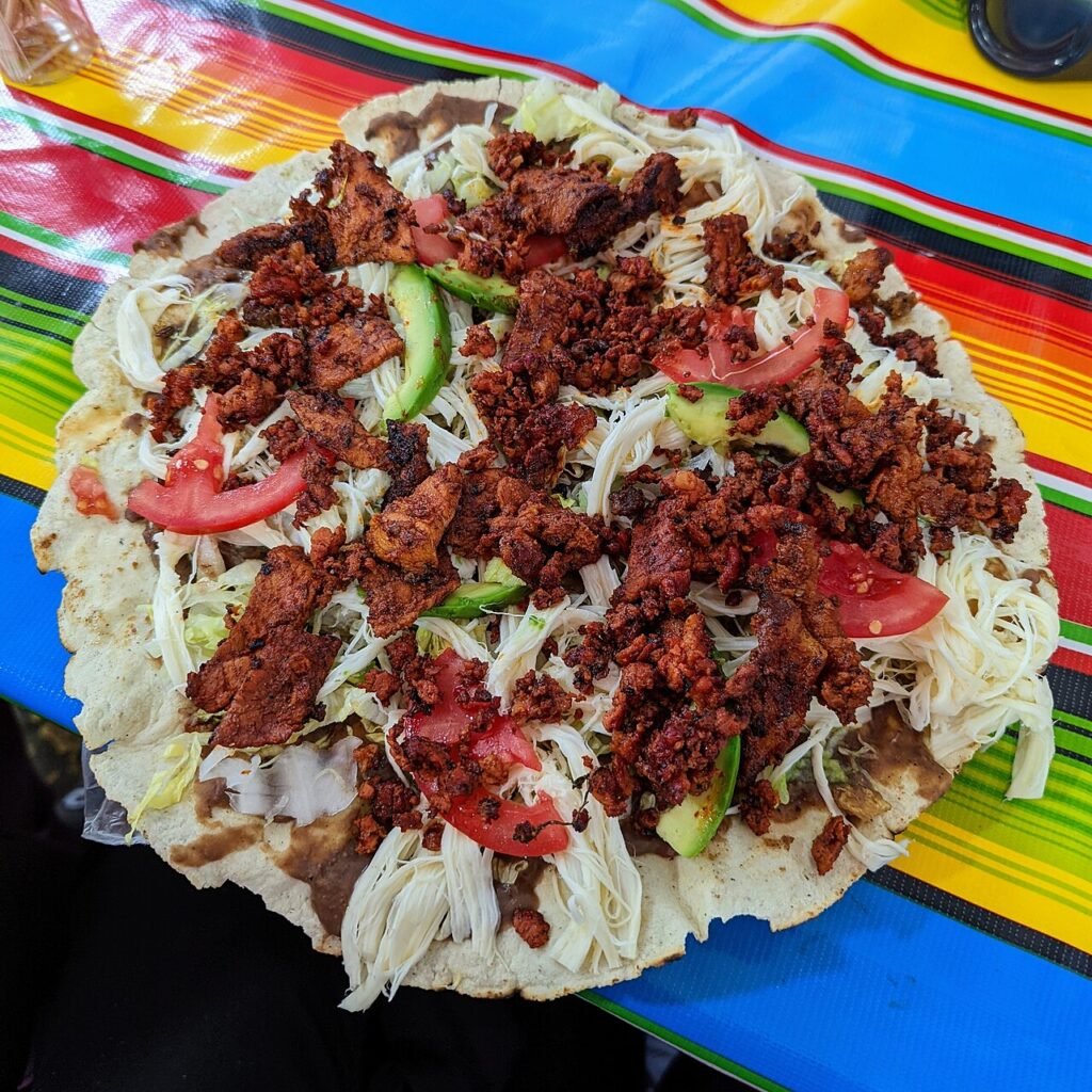 Tlayuda oaxaqueña de cecina y chorizo, el platillo estrella del tour