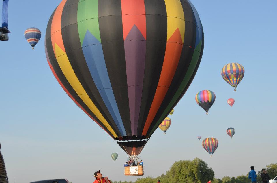 Globos aerostáticos sobrevolando las pirámides de Teotihuacán al amanecer