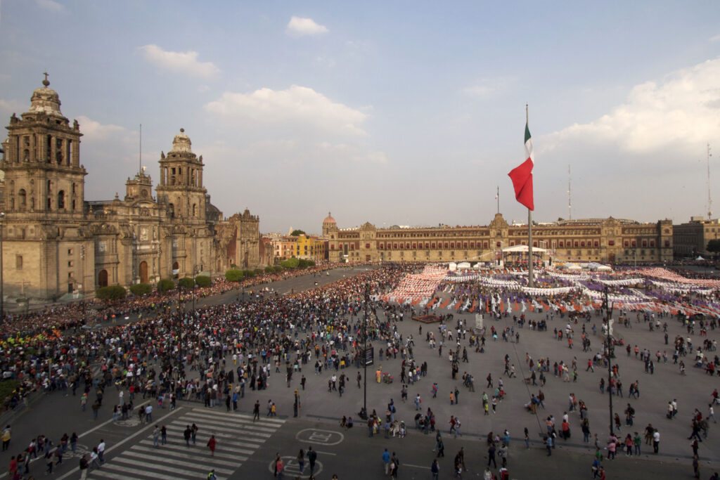 Zócalo de la Ciudad de México con la bandera monumental