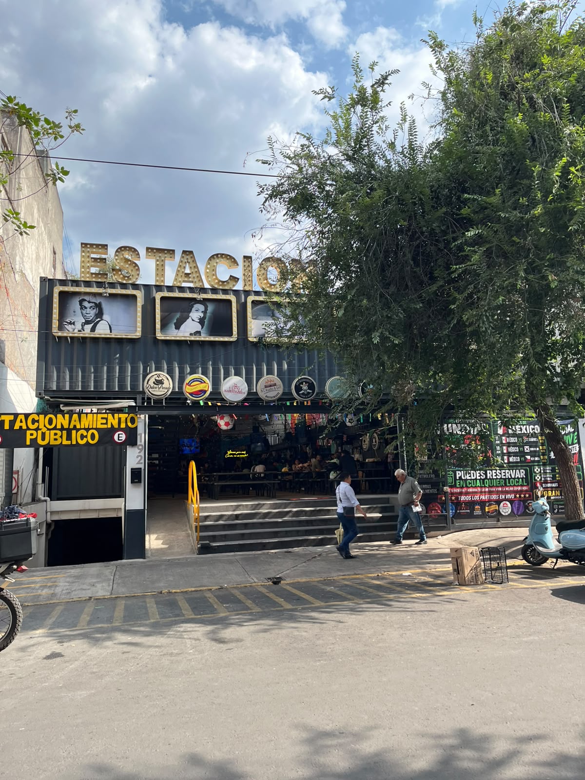 La Estación, patio gastronómico con varios locales de comida cerca de la Arena México