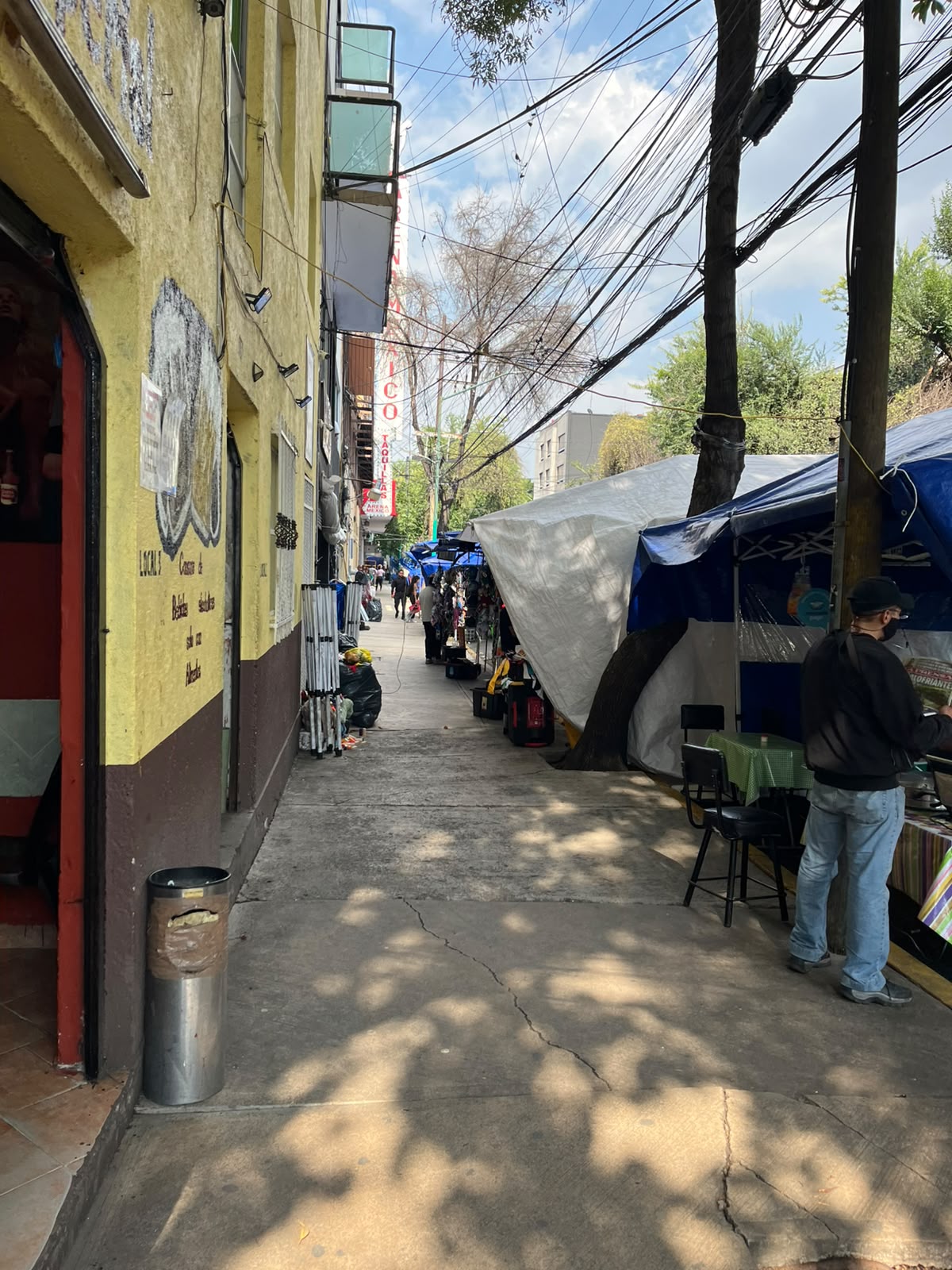 Puestos ambulantes de máscaras y playeras junto a las taquillas de la Arena México