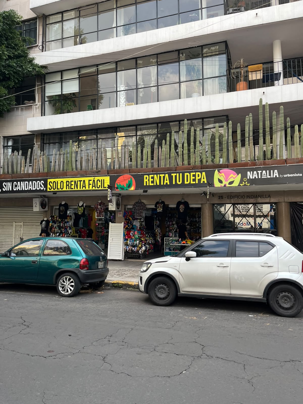 Tienda de máscaras y playeras de lucha libre frente a la Arena México