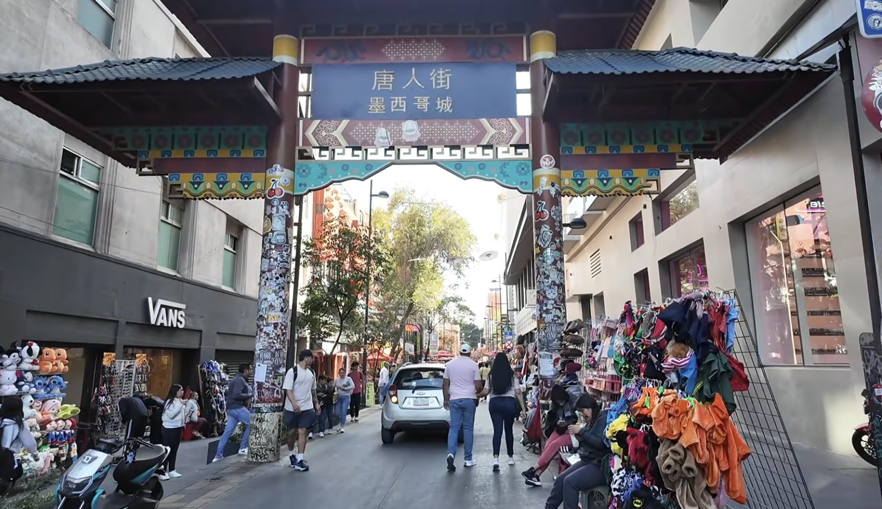 Arco de entrada al Barrio Chino de la Ciudad de Mexico en la calle Dolores, con los caracteres chinos de Barrio Chino y Ciudad de Mexico.