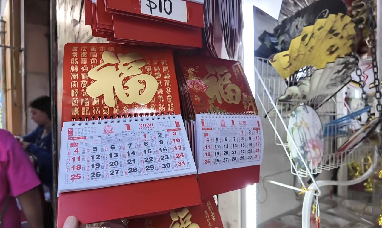 Puesto del Barrio Chino de la CDMX con calendarios chinos rojos con el caracter fu de la fortuna y abanicos tradicionales.