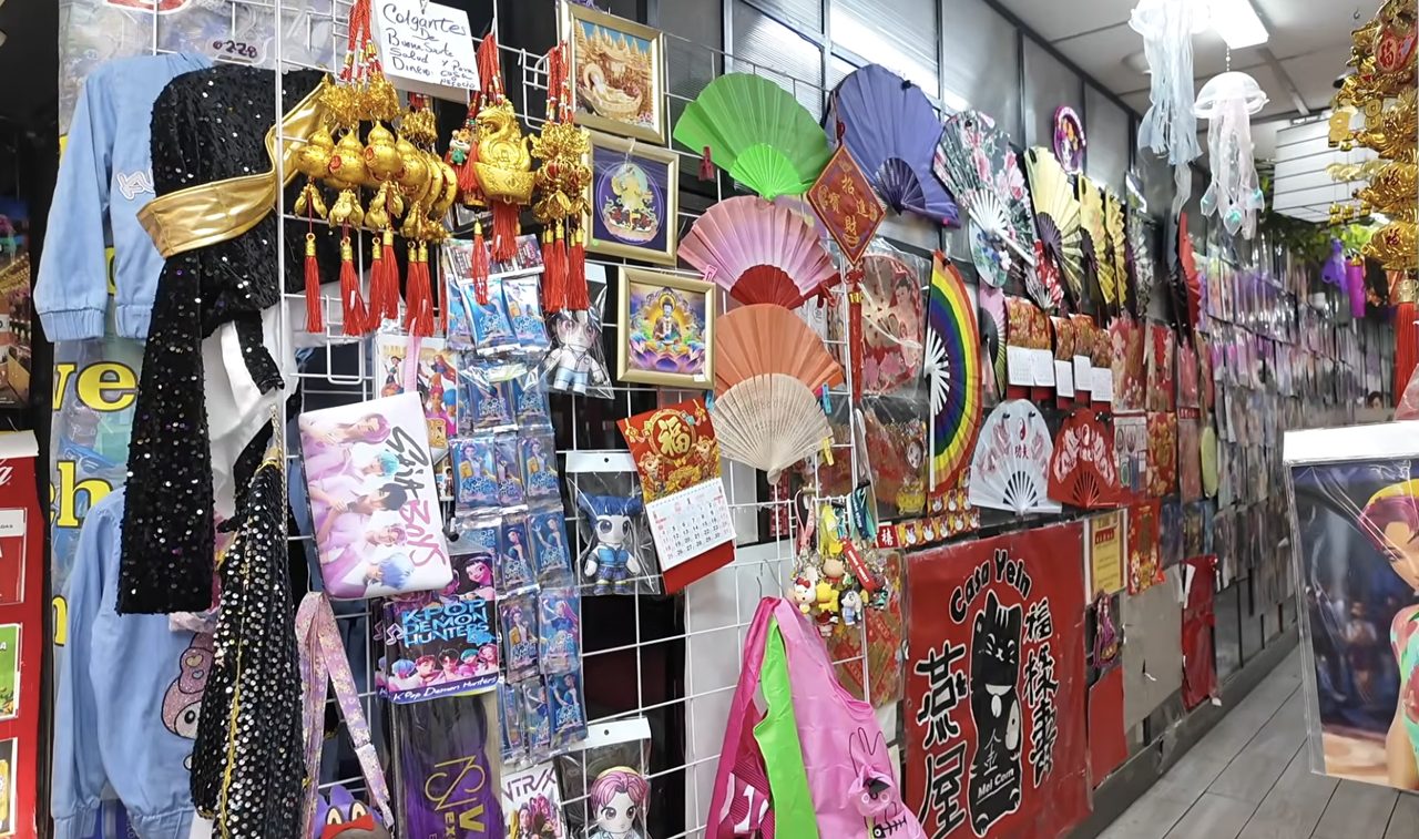 Local de souvenirs en el Barrio Chino de la CDMX con abanicos, amuletos dorados de la buena suerte y adornos chinos.