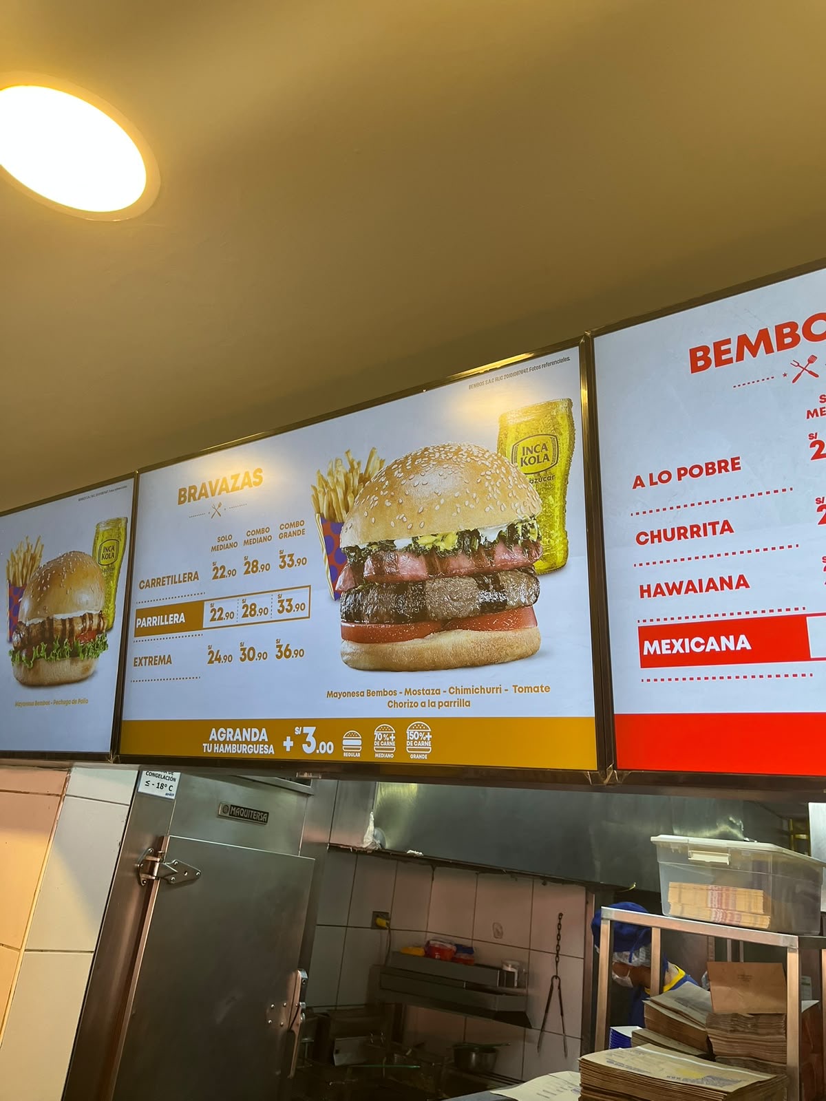 Hamburguesa Bravaza Parrillera de Bembos con doble carne, chorizo y chimichurri