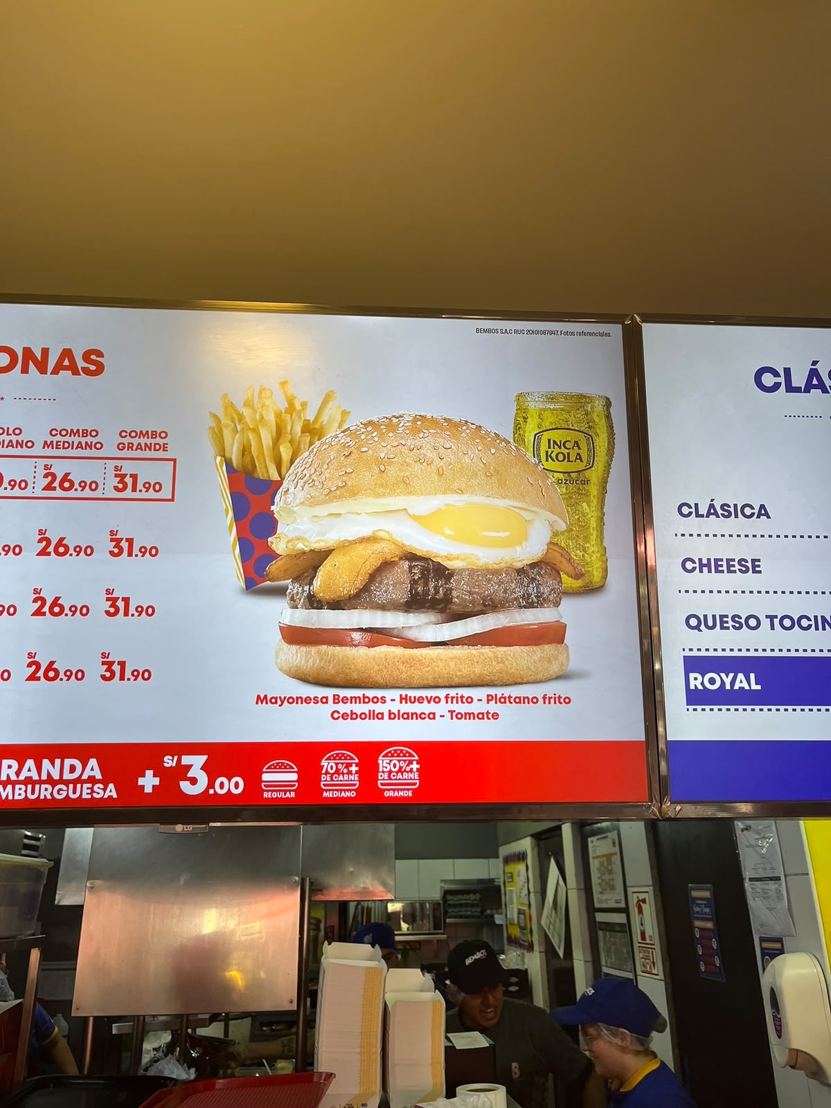 Menú de Bembos con la hamburguesa Clásica de huevo frito y plátano frito, Perú