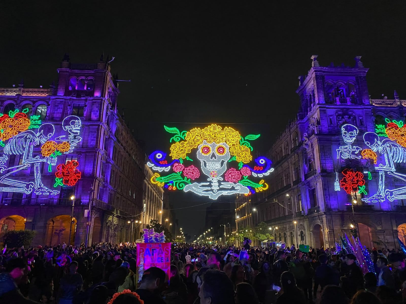 Arcos de luces con catrinas sobre la calle Madero