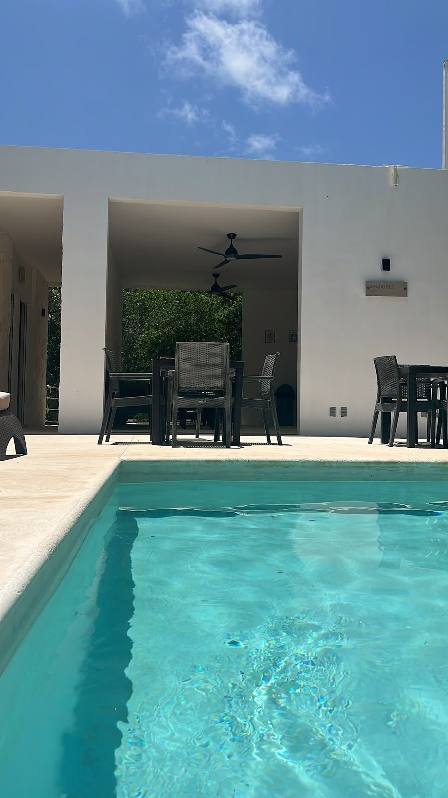 Terraza con ventiladores y comedor junto a la alberca del hotel en el centro de Tulum.