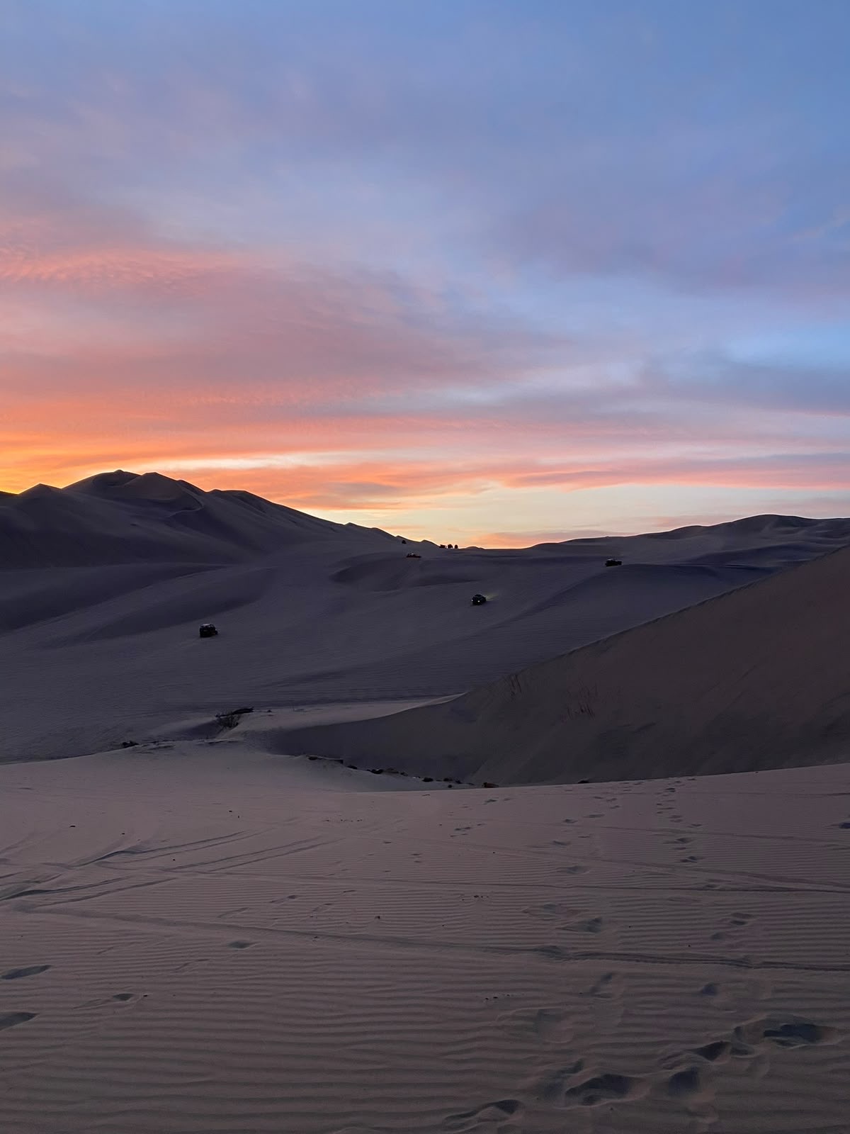 Vista panorámica del oasis de Huacachina de noche desde lo alto de una duna