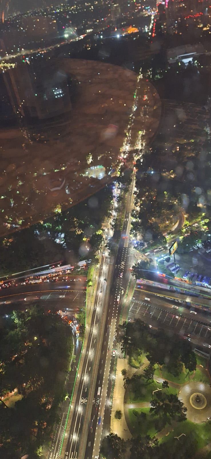 Vista nocturna de Paseo de la Reforma desde Ling Ling, en lo alto de Chapultepec Uno