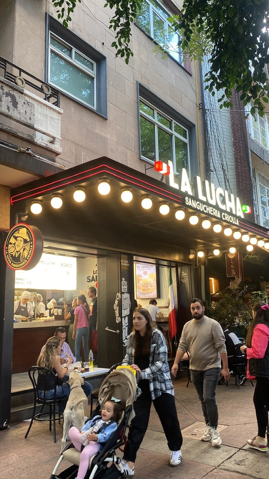 Letrero con precios de asado y papas fritas en La Lucha, sanguchería de Polanco