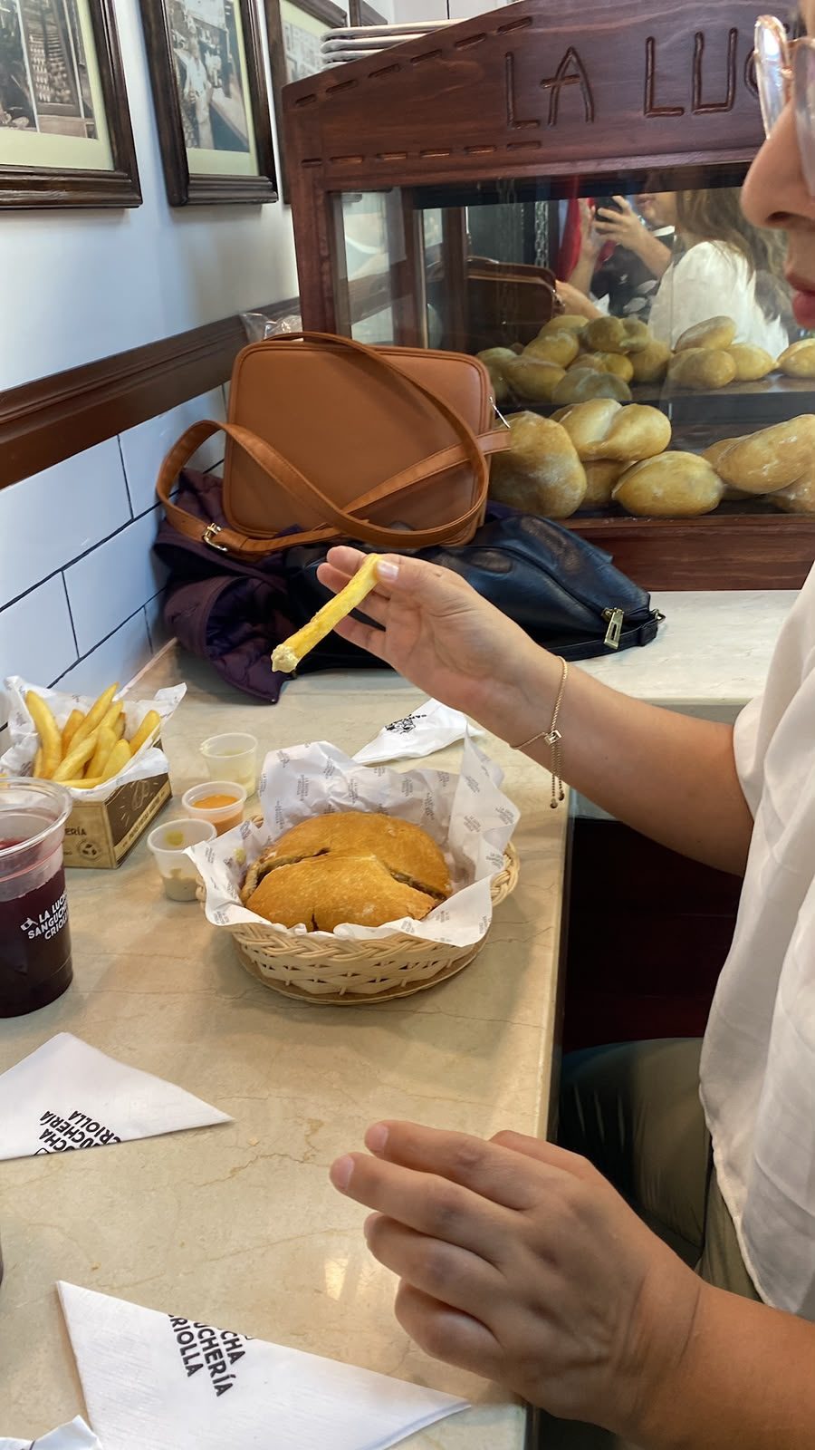 Mesa con sánguche, papas fritas y chicha morada en La Lucha, Polanco