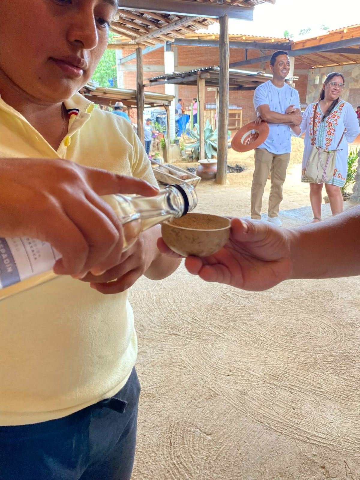 Cata de mezcal artesanal servido en jícara durante la ruta del mezcal en Oaxaca