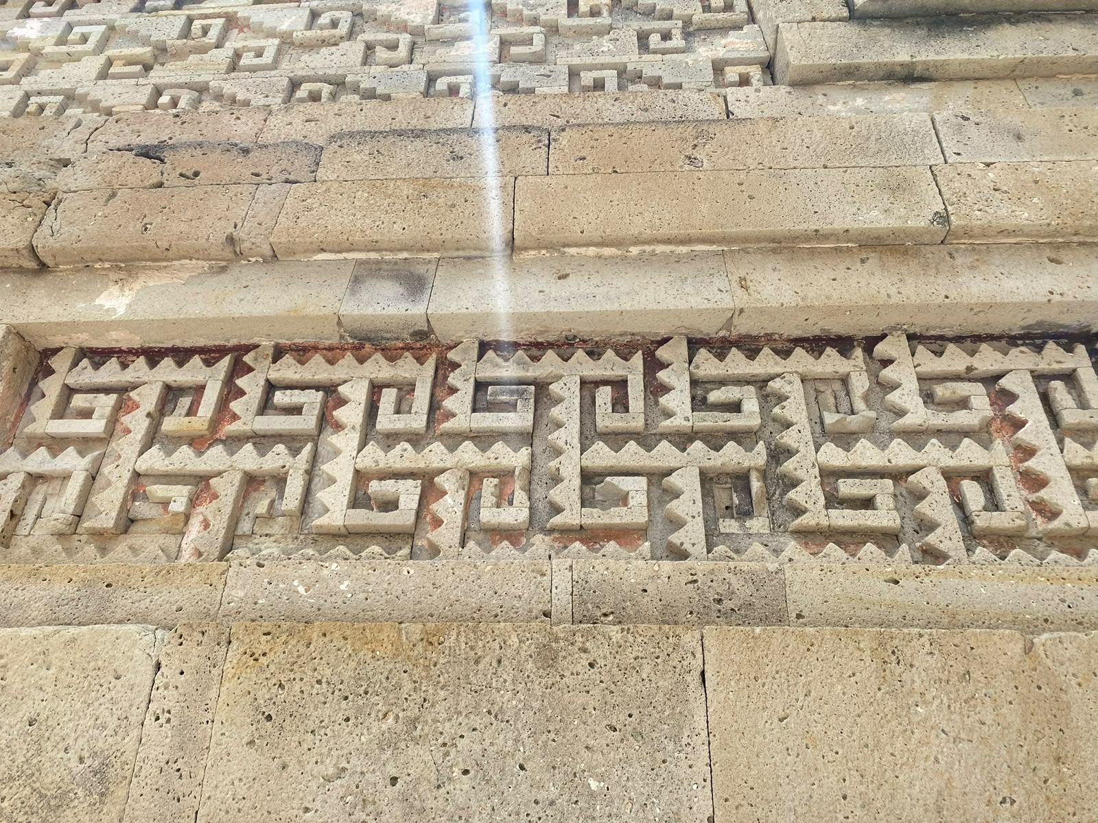 Grecas de mosaico de piedra en los muros de Mitla, Oaxaca