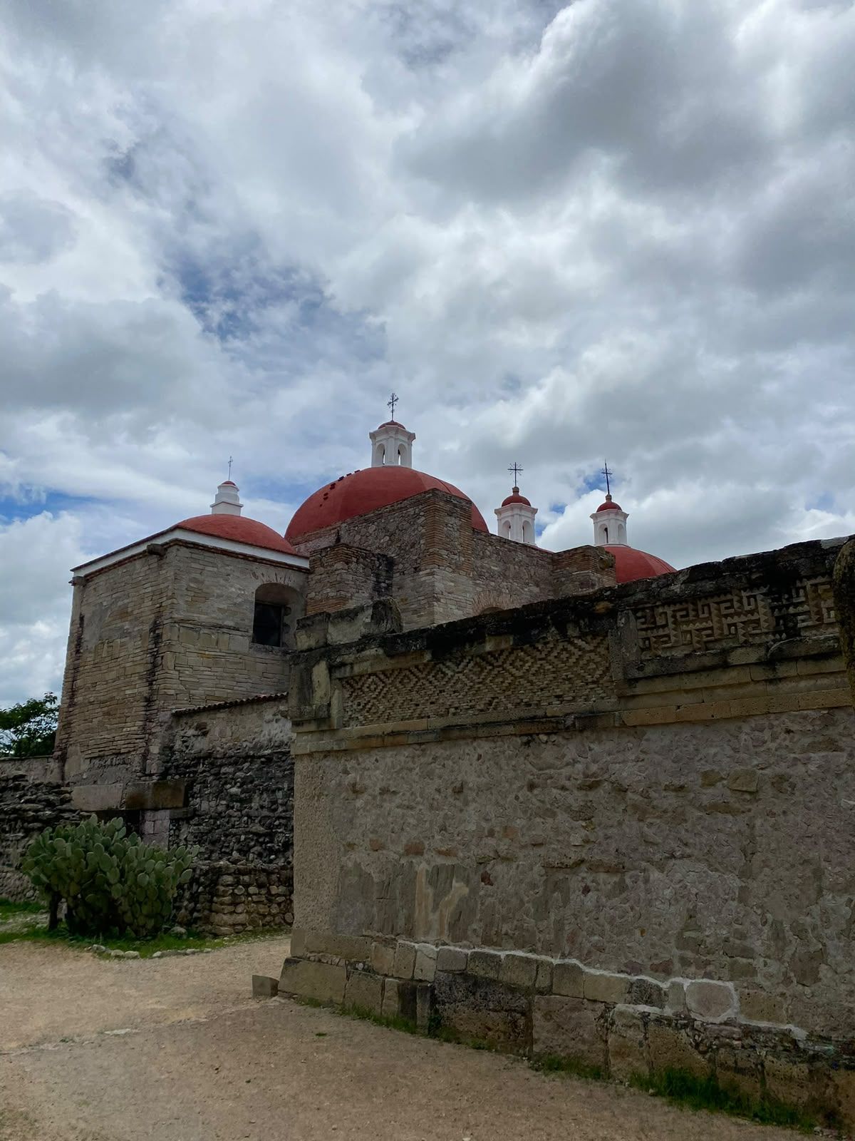 Templo de San Pablo construido junto a las ruinas de Mitla, Oaxaca