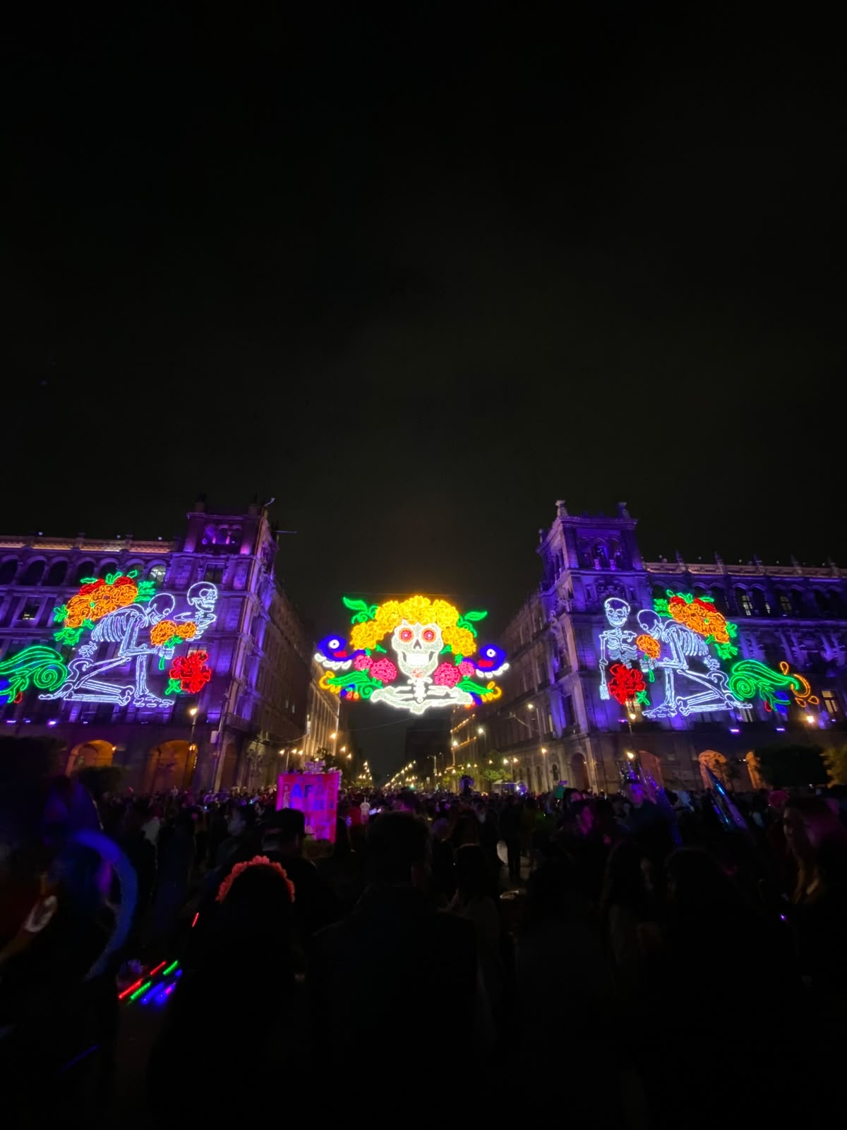 Calle del Centro Histórico de la Ciudad de México con figuras de calaveras de luces LED en los edificios
