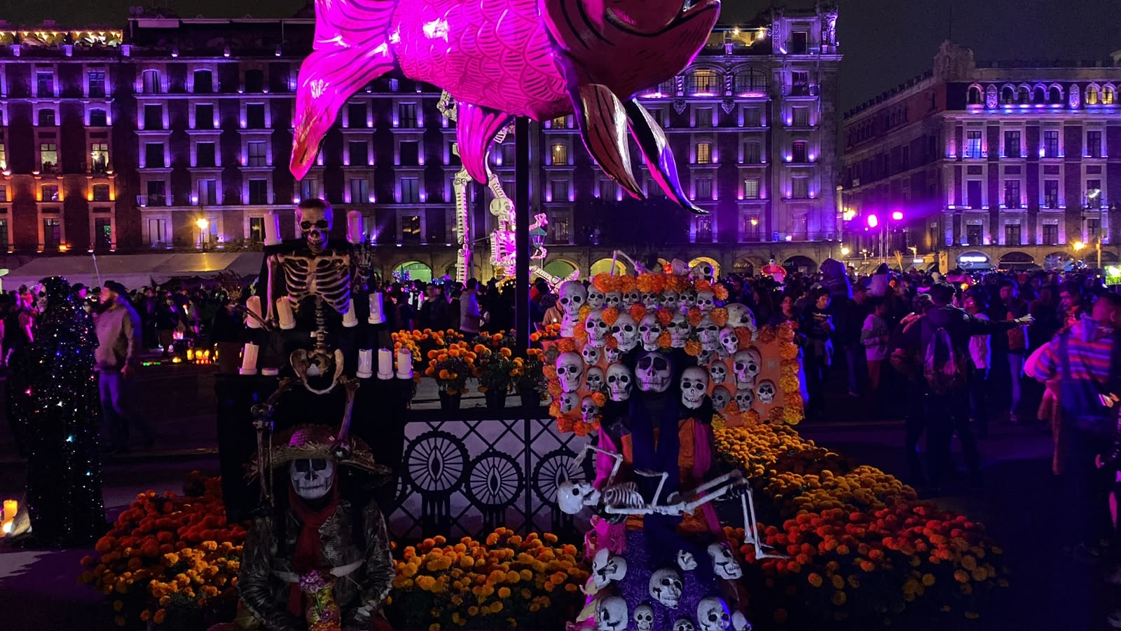 Catrinas y esqueletos decorados entre flores de cempasúchil en la Ofrenda Monumental del Zócalo