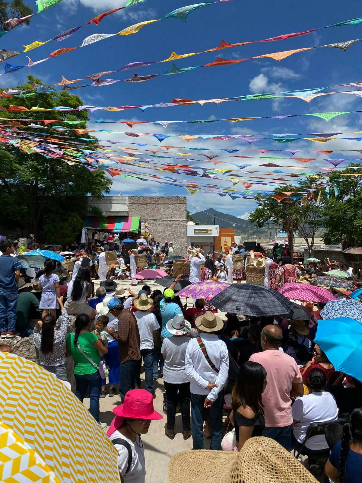 Calenda con sombrillas y globos recorriendo el centro histórico de Oaxaca