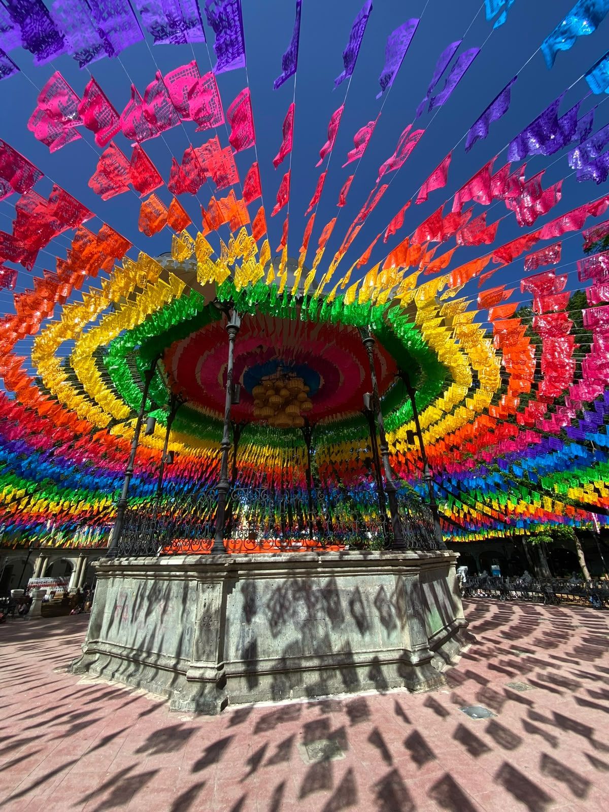 Calles del centro histórico de Oaxaca decoradas con papel picado de colores