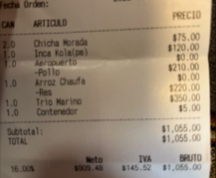 Ticket de la cuenta de Pachamama con aeropuerto, arroz chaufa, trío marino, chicha morada e Inca Kola: total 1055 pesos