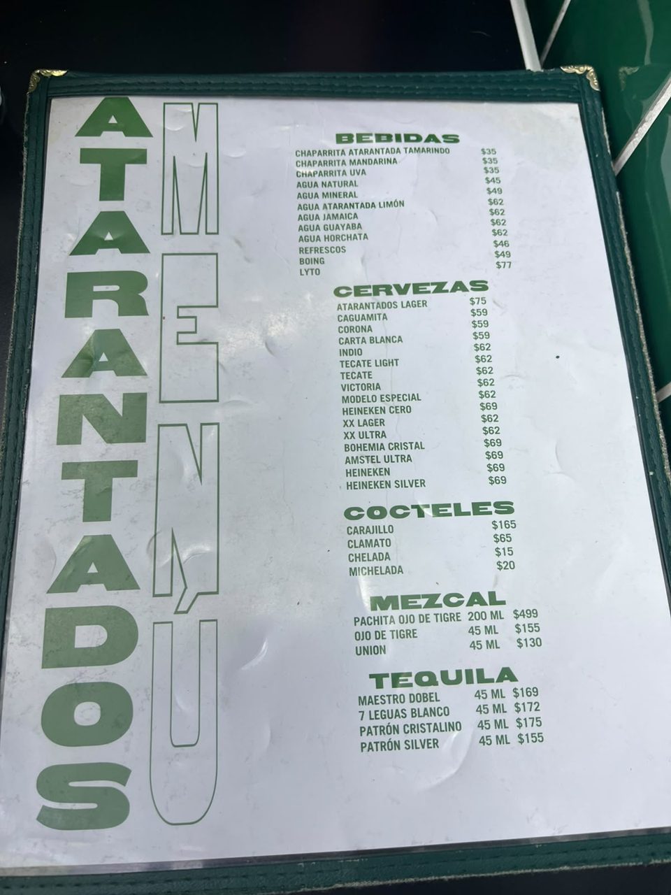 Carta de bebidas de Tacos Atarantados: aguas frescas, cervezas, cocteles, mezcal y tequila con precios