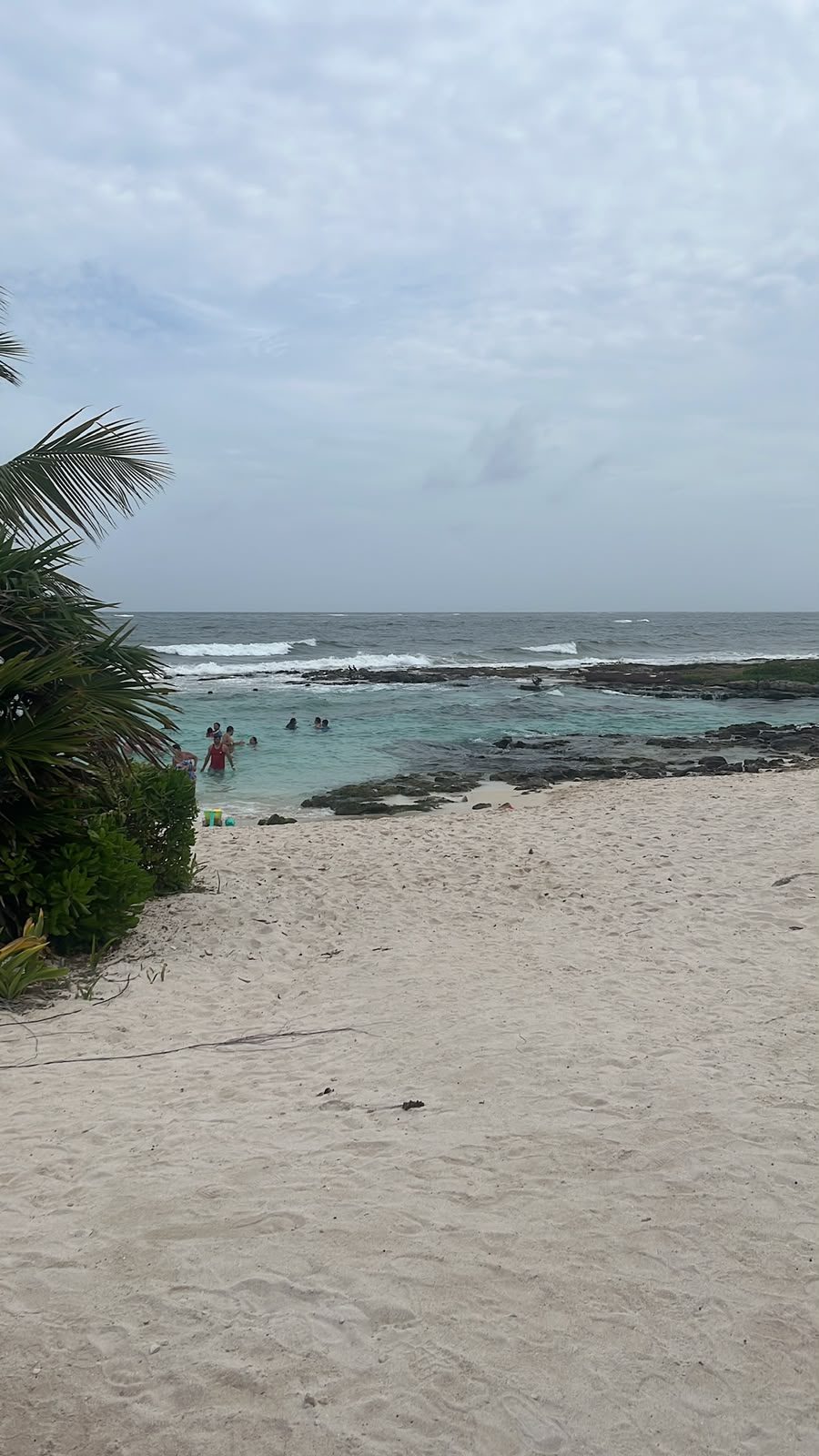 Poza natural entre rocas en la playa Xpu-Há, cerca de Tulum: agua turquesa, sin sargazo y muy poca gente.