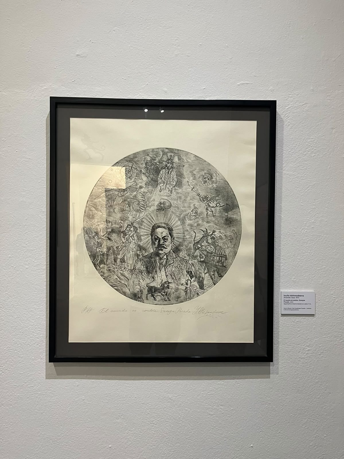 Aguafuerte El mundo no cambia. Siempre Posada de Ioulia Akhmadeeva con el retrato de Posada rodeado de sus personajes, en la exposición del Munae
