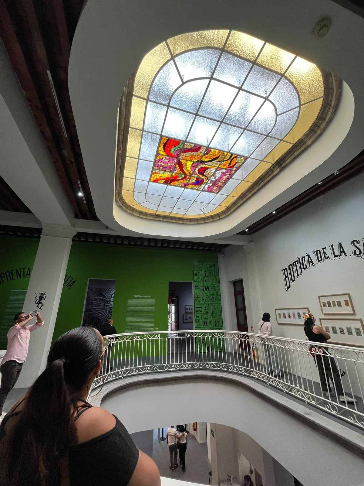 Interior del Museo Nacional de la Estampa con su tragaluz de vitral emplomado y el barandal blanco del cubo de la escalera