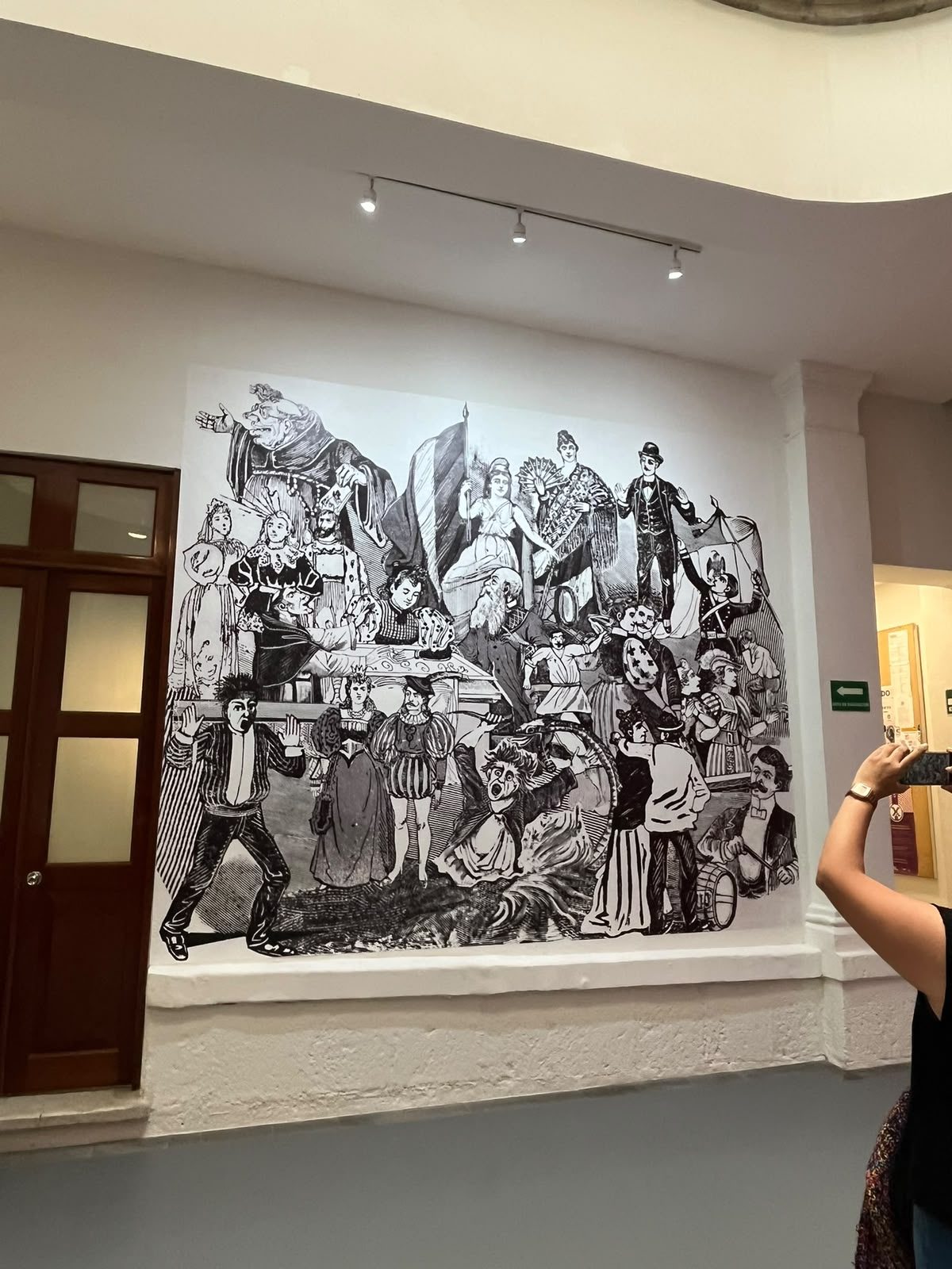 Mural en gran formato con decenas de personajes de los grabados de José Guadalupe Posada en una sala del Munae