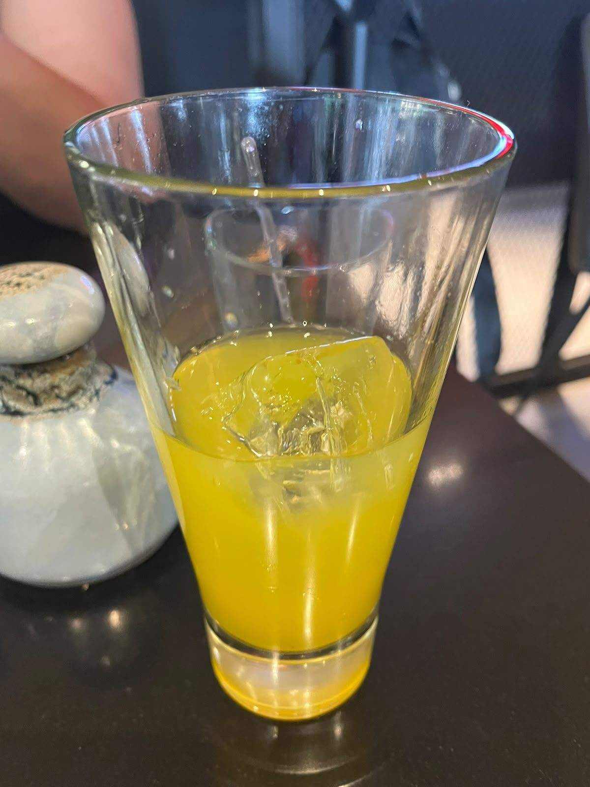 Naranjada con hielo servida en NIU Sushi Coyoacán