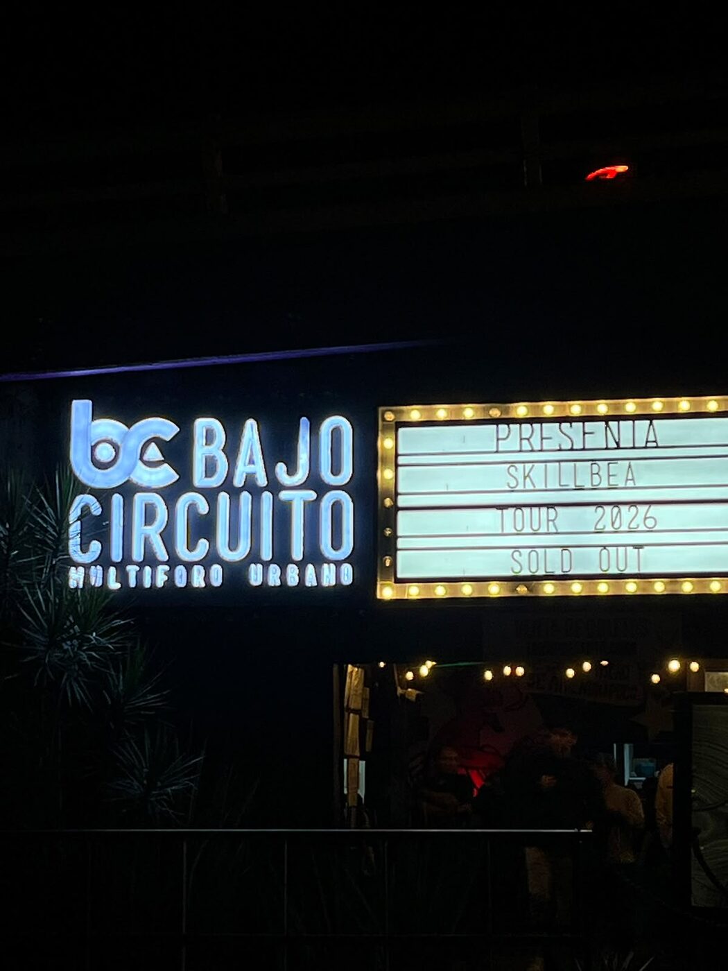 Detalle de la marquesina de Bajo Circuito con las letras «Presenta Skillbea Tour 2026 Sold Out» iluminadas de noche
