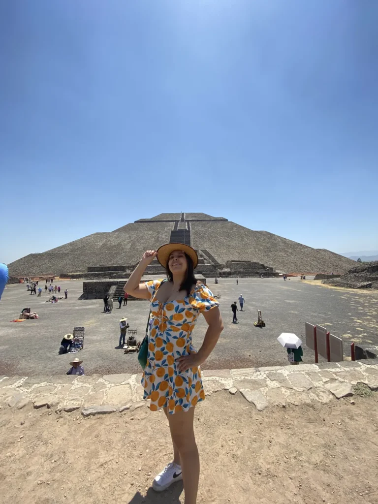 Mujer con sombrero en la plaza frente a la Pirámide del Sol en Teotihuacán, abril de 2024