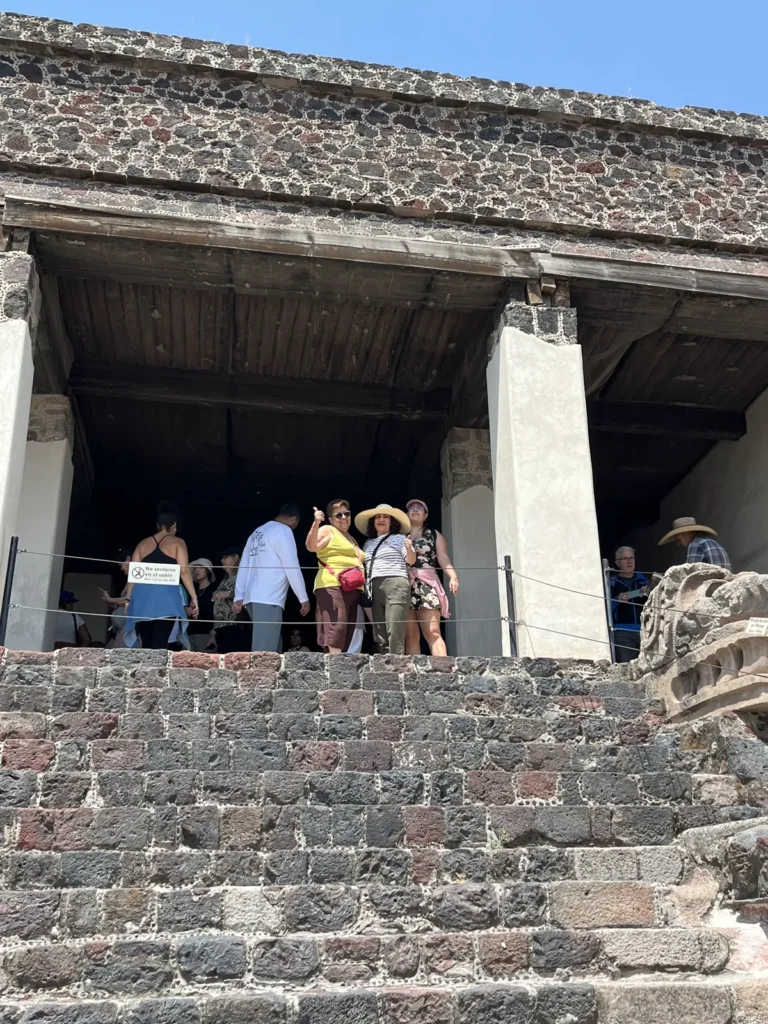 Pórtico con pilares y escalinata junto a la Plaza de la Luna en Teotihuacán, marzo de 2026
