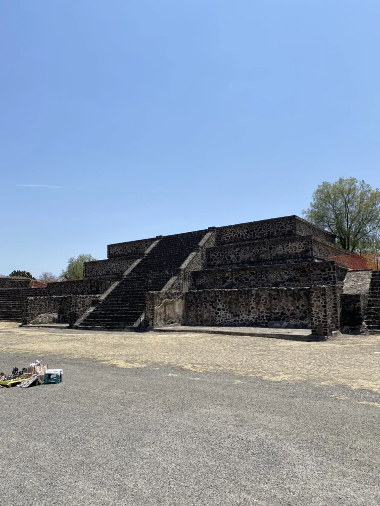 Basamento escalonado de piedra a un costado de la Calzada de los Muertos, abril de 2024