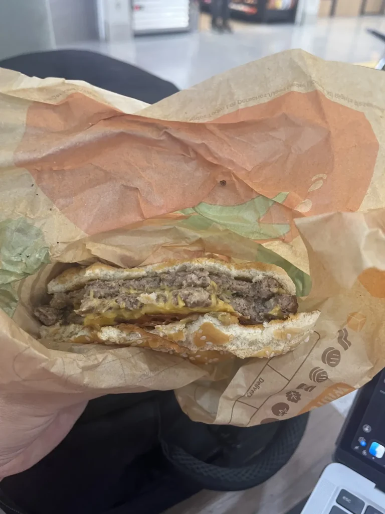 Hamburguesa del Burger King del aeropuerto de la Ciudad de México en su envoltura