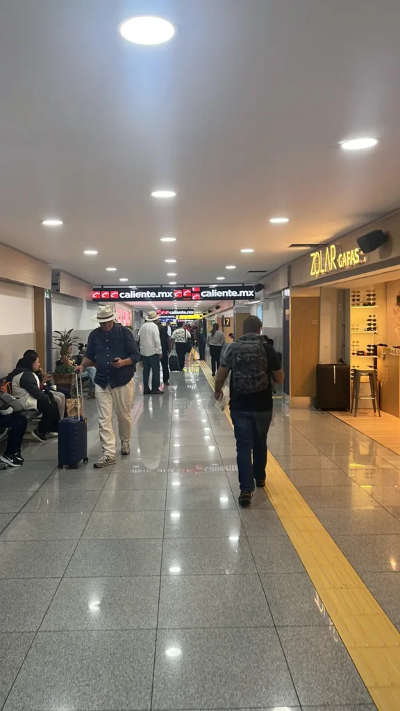 Pasillo con locales comerciales en la Terminal 1 del AICM