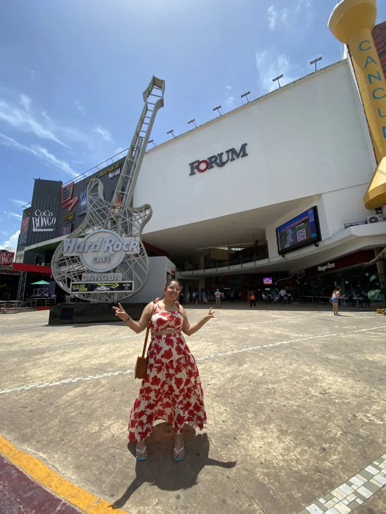 Fachada del centro Forum con la guitarra gigante del Hard Rock en Punta Cancún
