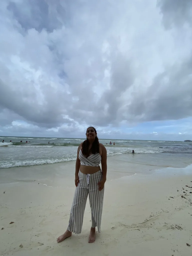 Playa de Playa del Carmen con mar tranquilo en una tarde nublada