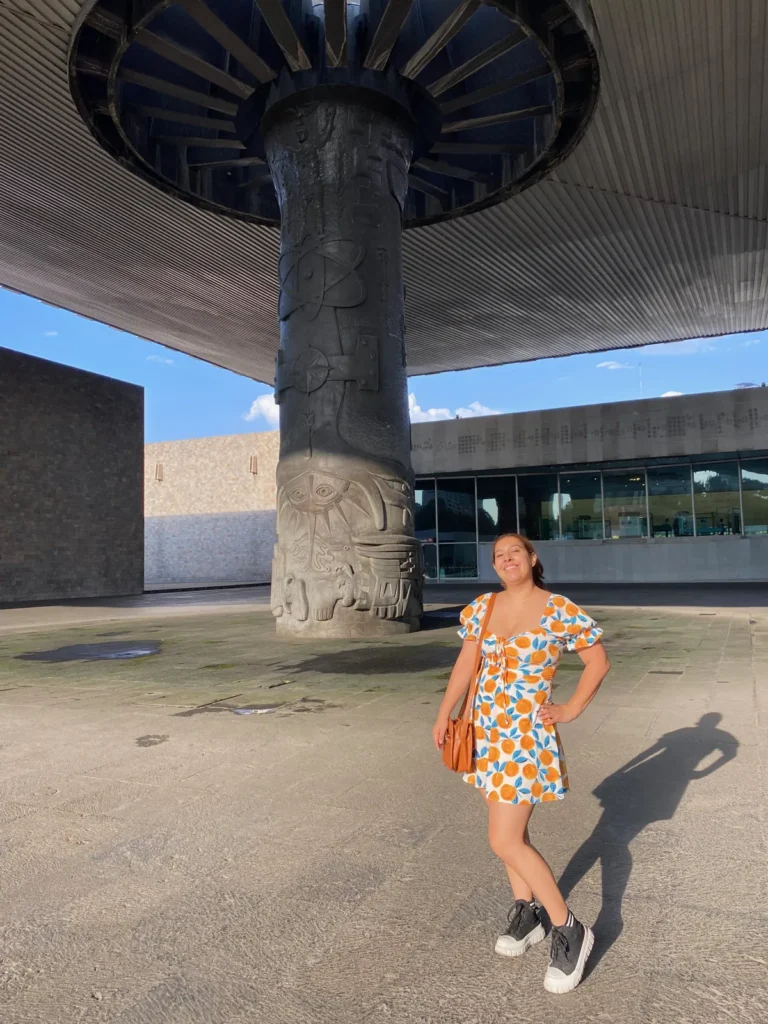 Patio del Museo Nacional de Antropología con la gran columna central que sostiene el paraguas, mayo de 2024