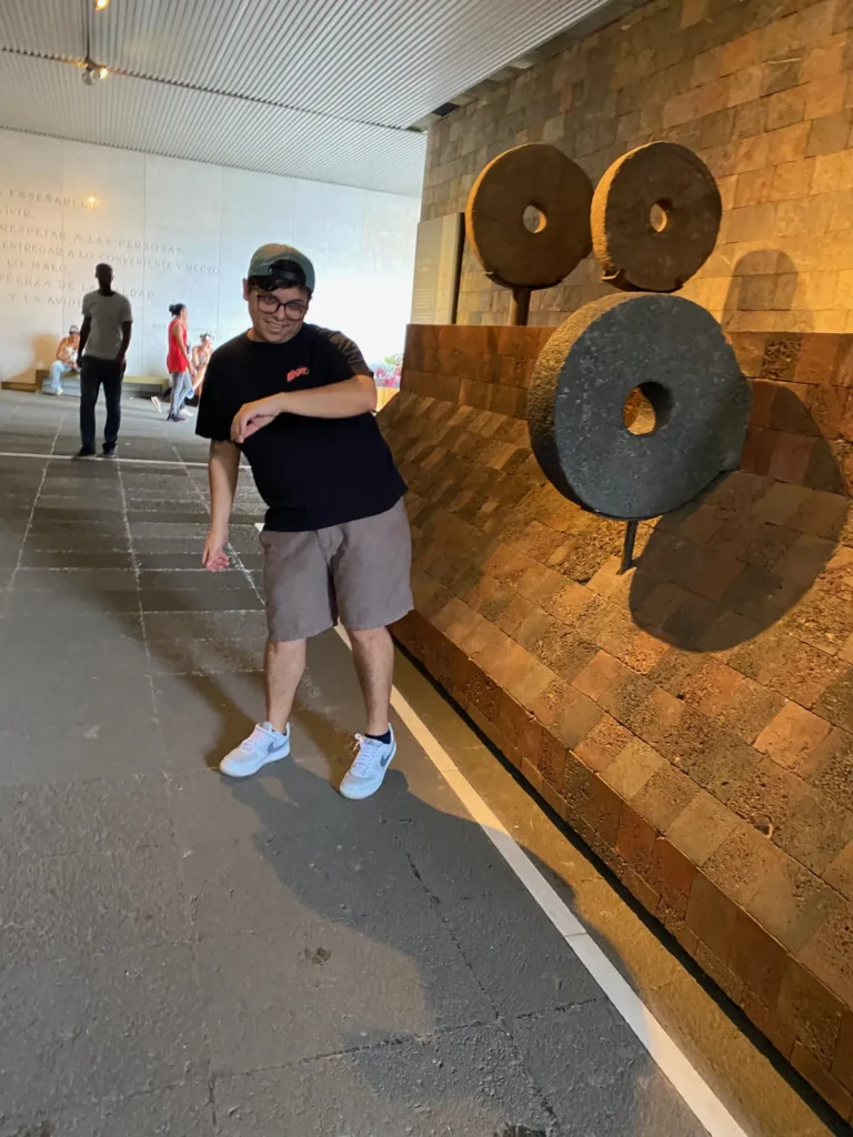 Discos de piedra con un orificio al centro montados sobre un muro en el Museo Nacional de Antropología, mayo de 2024