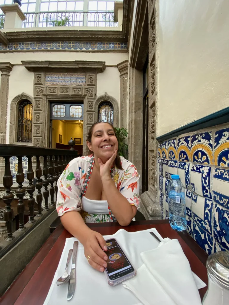 Patio interior de la Casa de los Azulejos con barandal de madera y muros de talavera azul y amarilla, junio de 2024