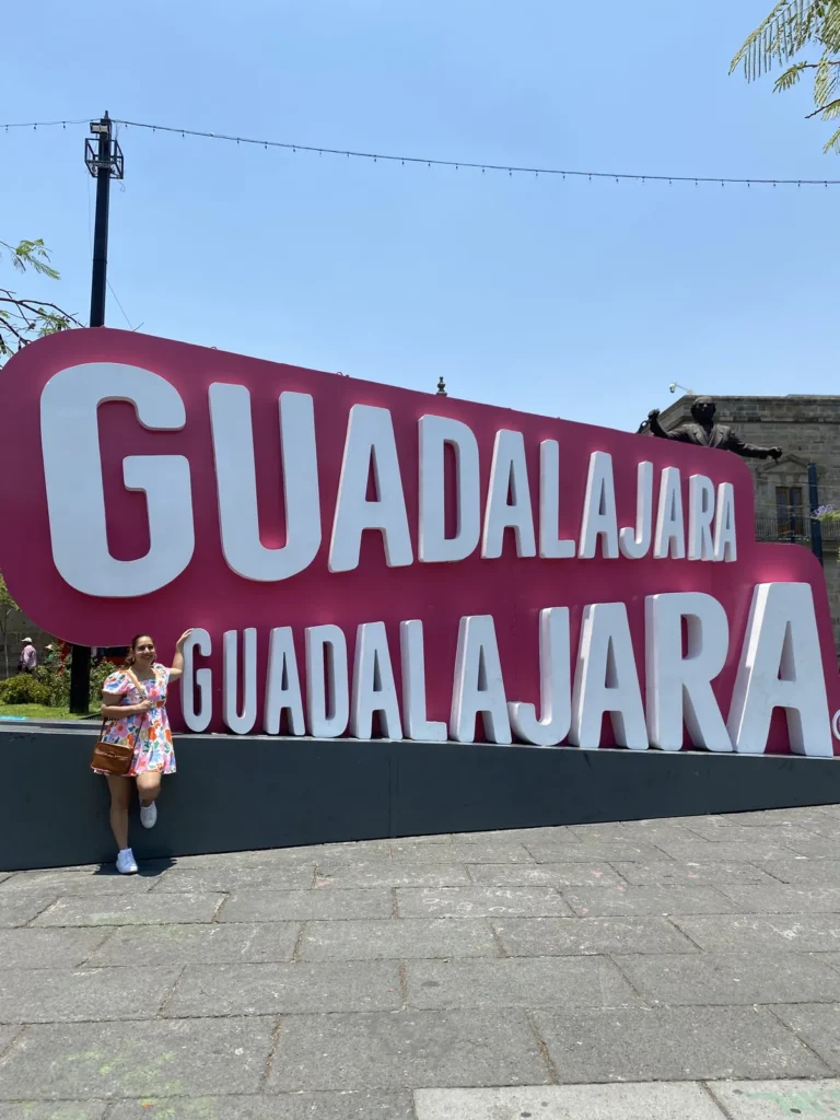 Letras monumentales de Guadalajara en una plaza del Centro Histórico, mayo de 2024