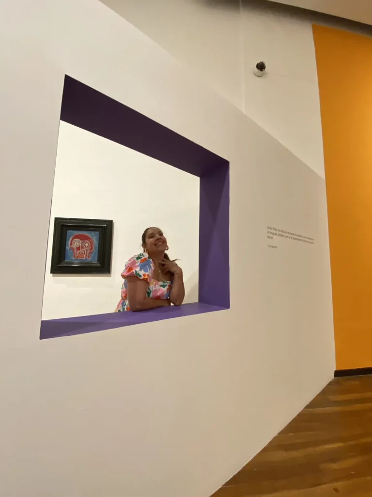 Sala del Museo Cabañas con un nicho morado en el muro y un cuadro colgado, mayo de 2024