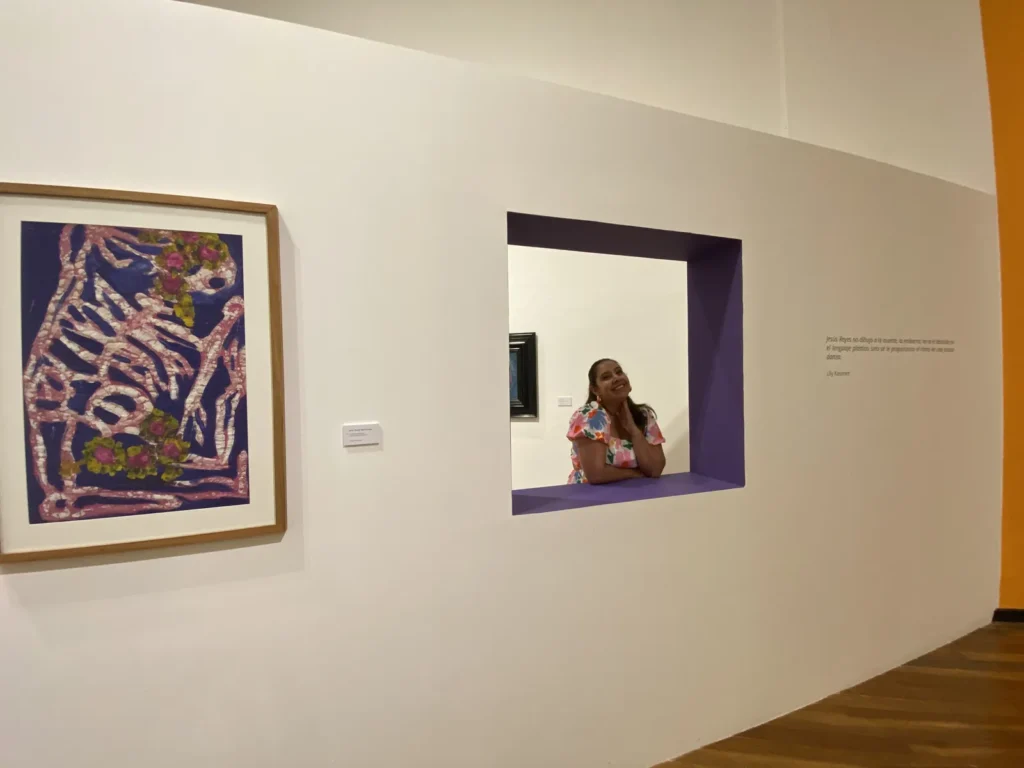 Sala blanca del Museo Cabañas con un cuadro a la izquierda y un nicho morado, mayo de 2024