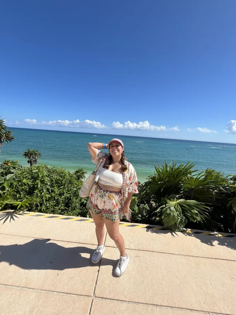 Mirador con vista al mar Caribe y vegetación costera en Tulum