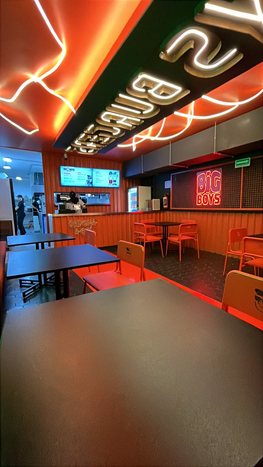 Interior moderno de Big Boys Burgers con letrero de neón rojo en la colonia Doctores, CDMX